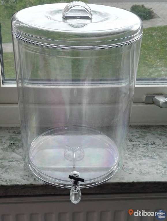 Behållare med tappkran