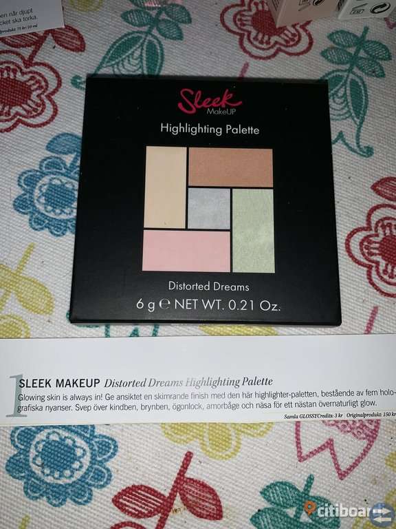 Sleek highlighter palette