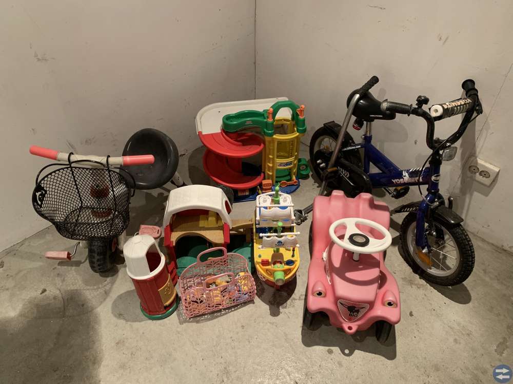 Diverse leksaker samt cykel mes stödpinne