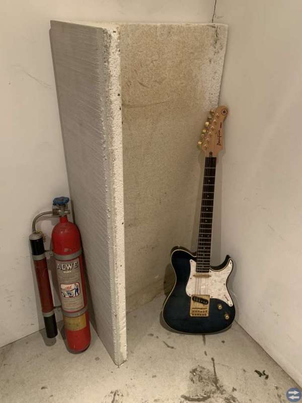 Grundelement, elgitarr och brandsläckare