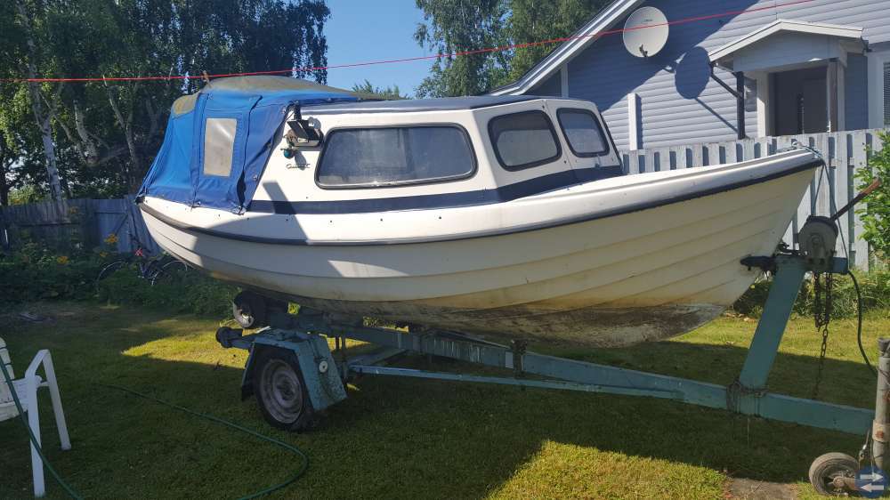 Cresent båt 435 med båtkärra. Ny båtmotor medfölje