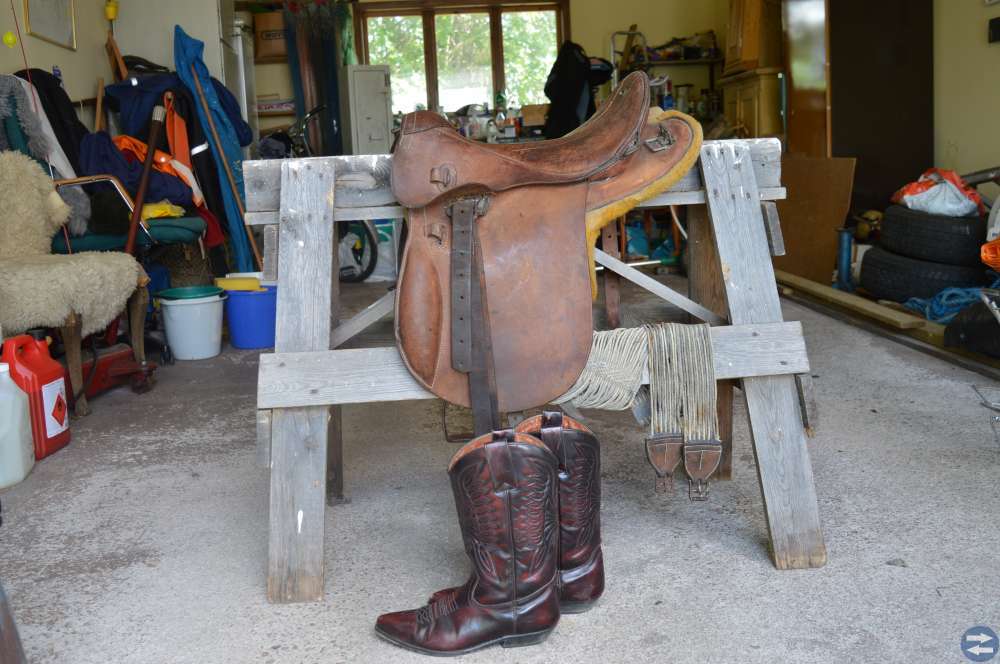 Ridsadel med cowboykängor