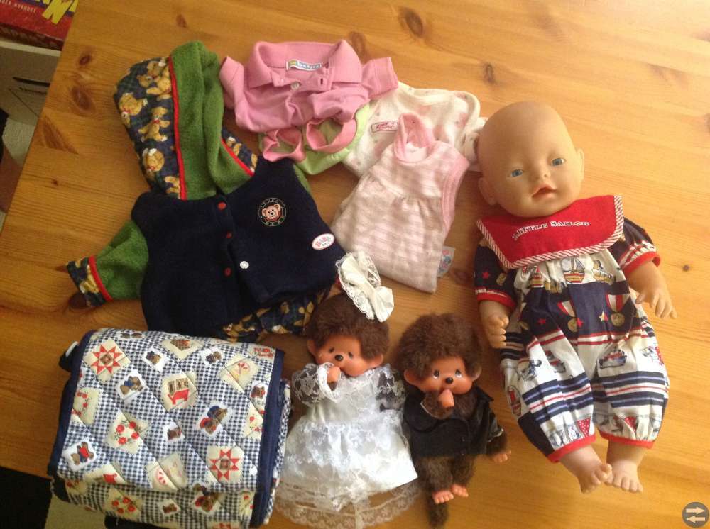 Docka Baby Born med tillbehör samt apor monchichi