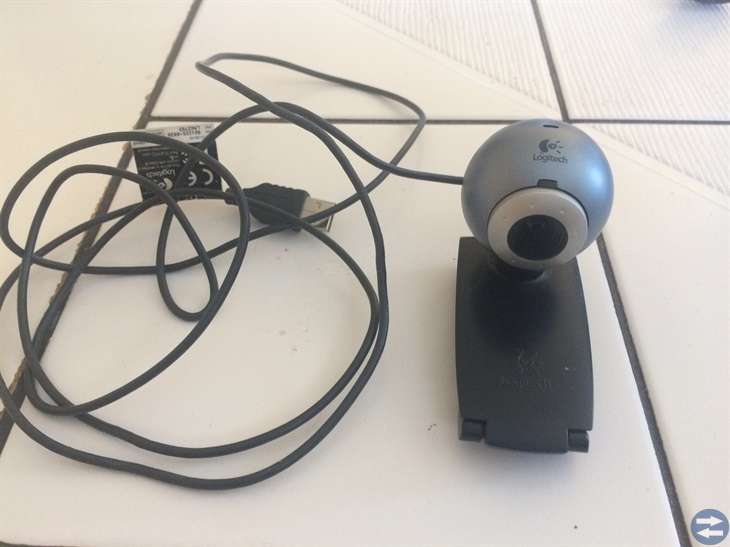 Flyttbar Webbkamera med USB-sladd och kamerafäste.