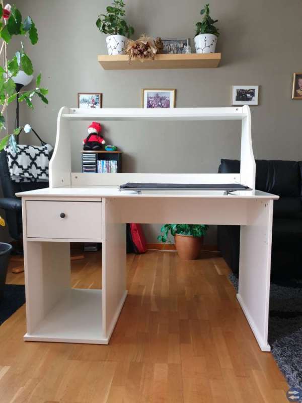 Vit IKEA skrivbord