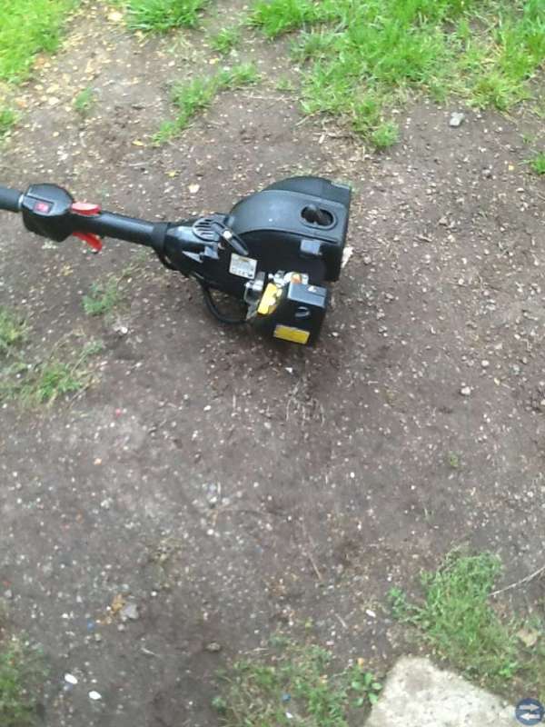 Grästrimmer. Röjsåg. Gräsklippare