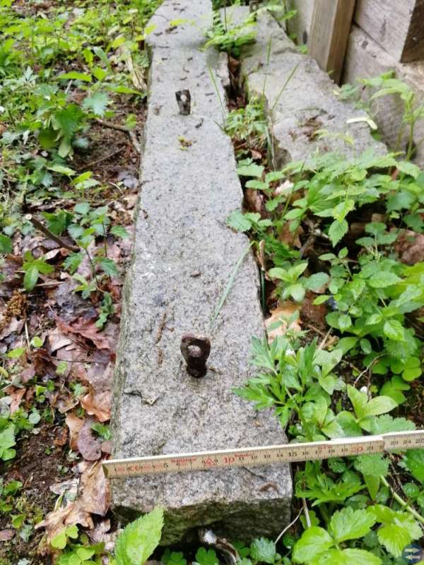 Grovhuggna stenstolpar köpes