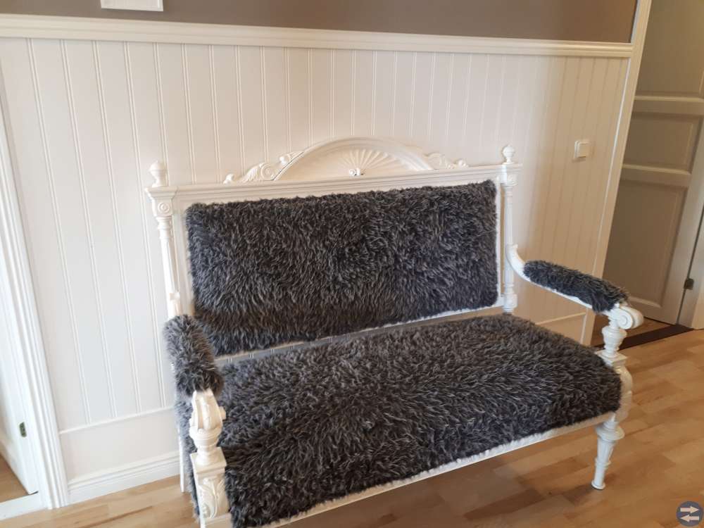 Vitlackat soffa