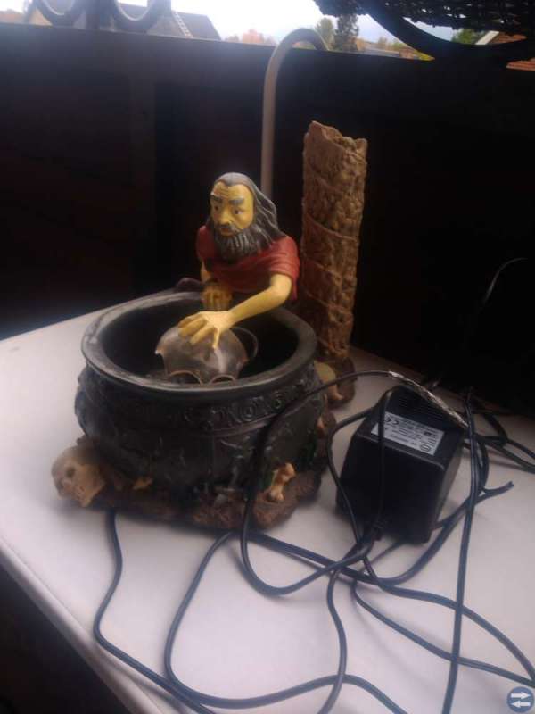 Trollgubben sitter vid kitteln
