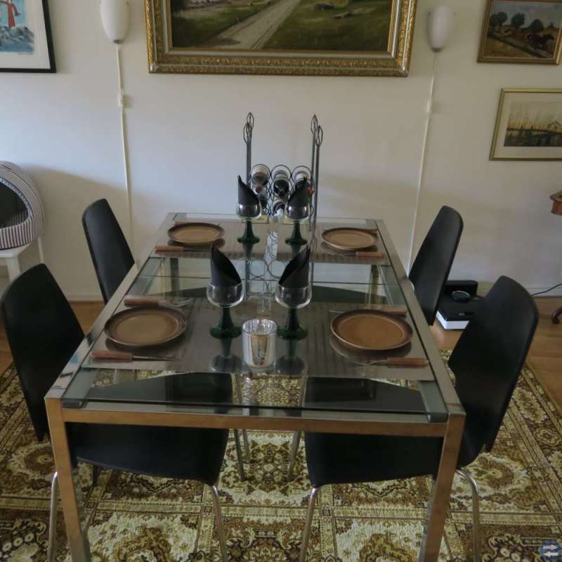 Glasbord med 4 stolar.