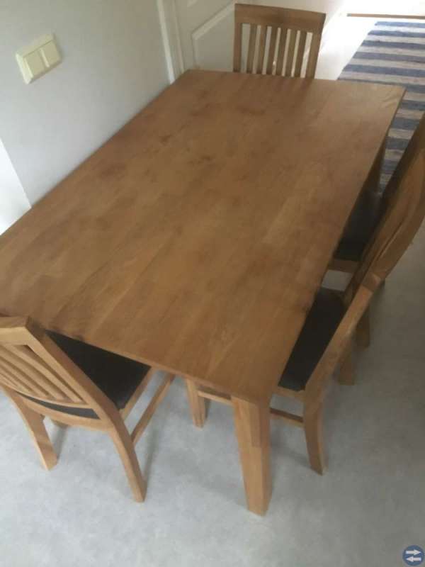 Ekbord med 4 klädda stolar