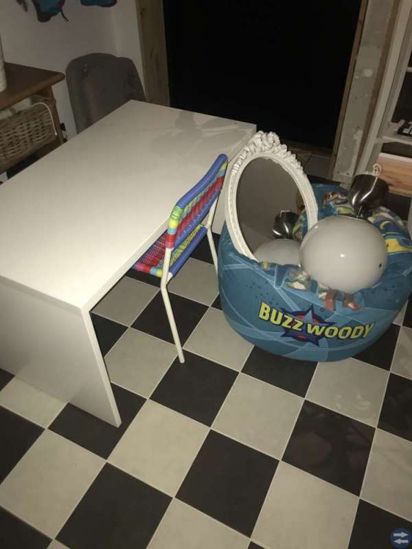 Skrivbord, stol, puff, lampa och spegel