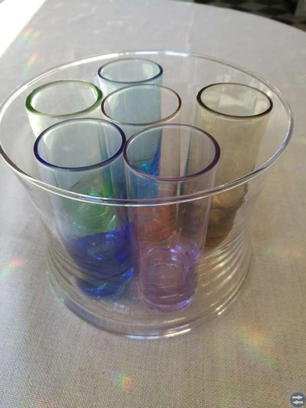 Shotsglas i glasskål.