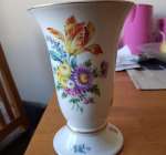 En gammal handgjord blomvas